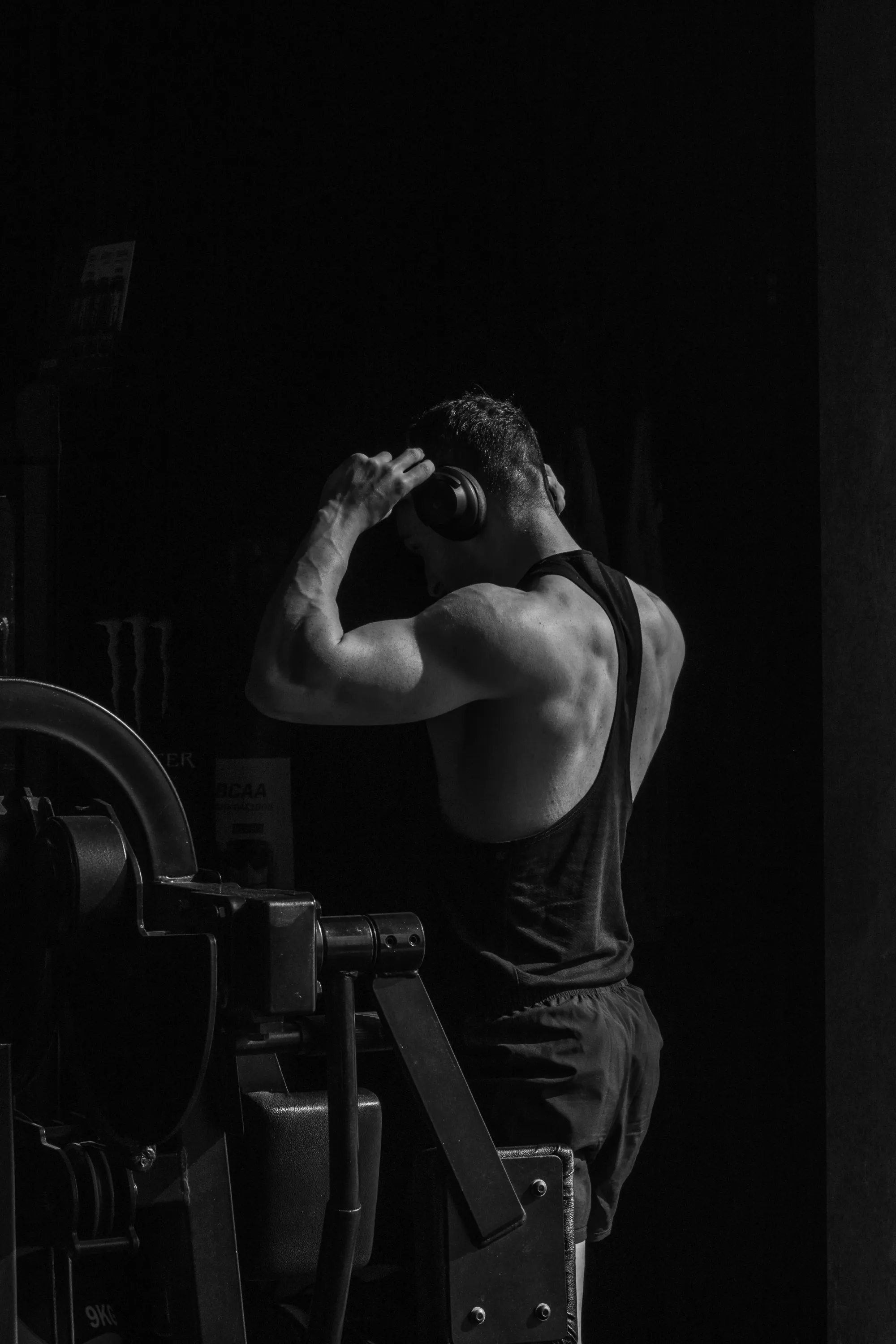 Alex Castillo, fundador de Castillo Private, entrenando en un gimnasio privado