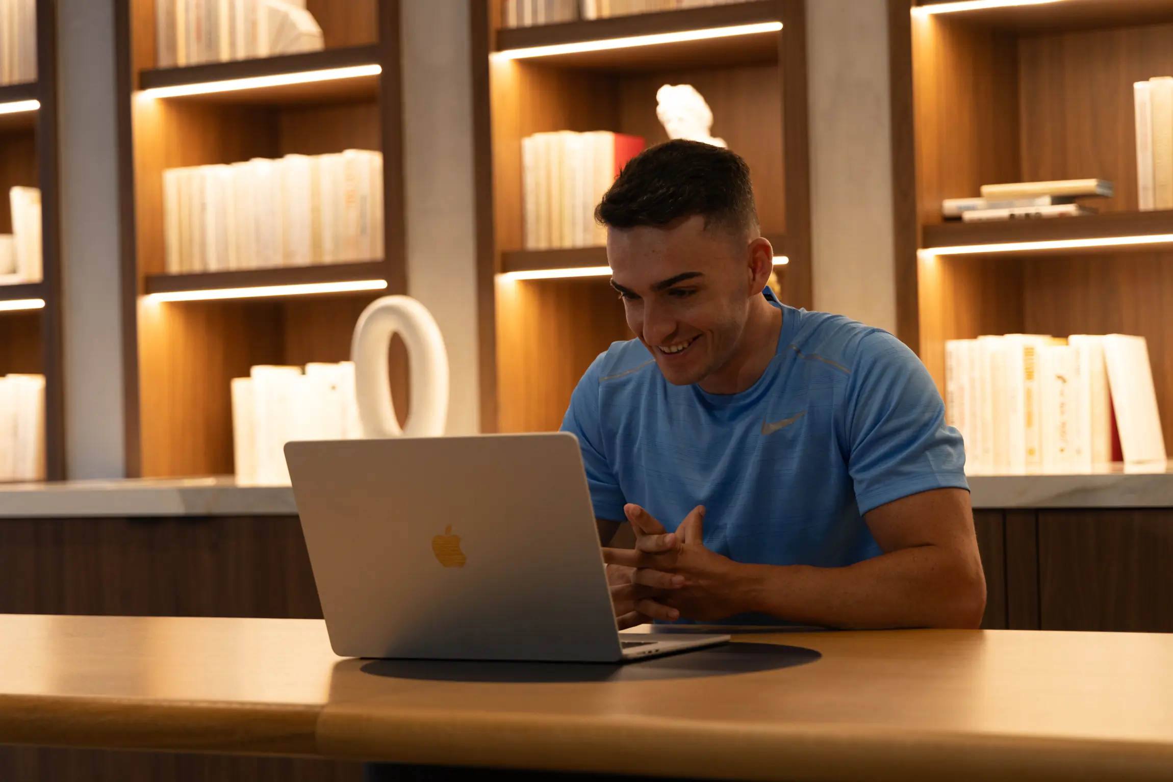 Entrenador dirigiendo una sesión de entrenamiento personal online por videollamada desde su portátil